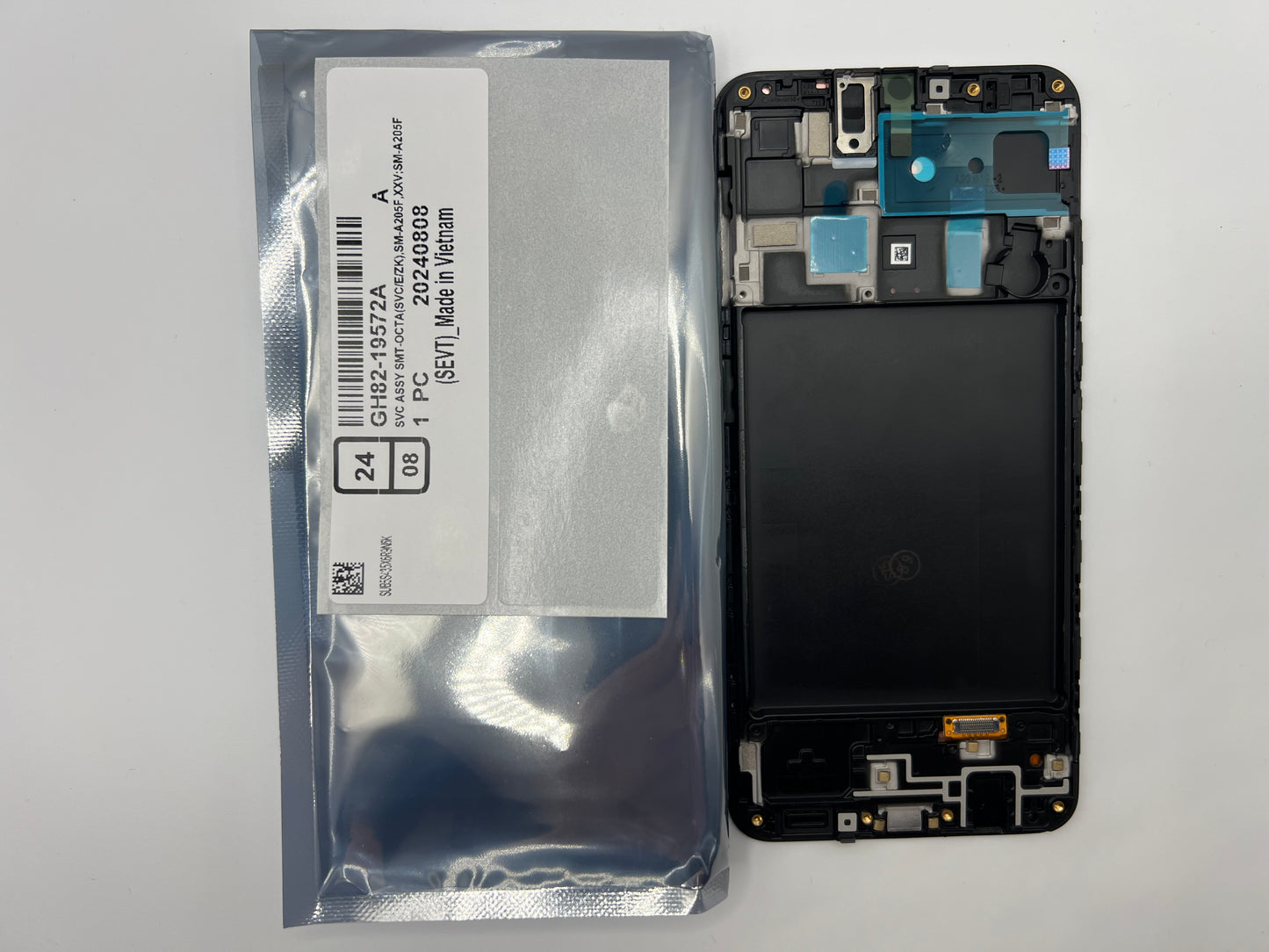 GH82-19572A – Samsung Galaxy A20 SM-A205 Original Service Pack LCD Display – Black / Red / Blue